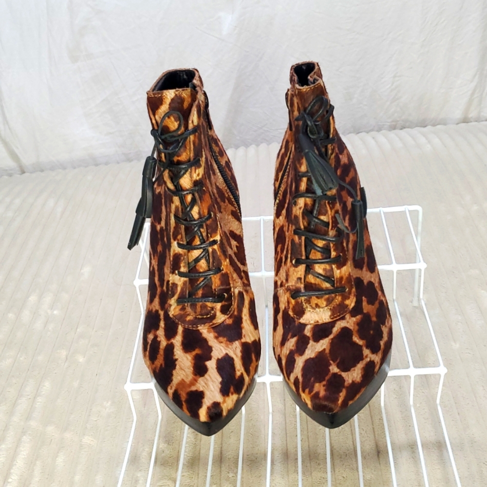 Steve Madden Black and Brown Heeled Boots with Pointed Toe. Pet-free Smoke-free